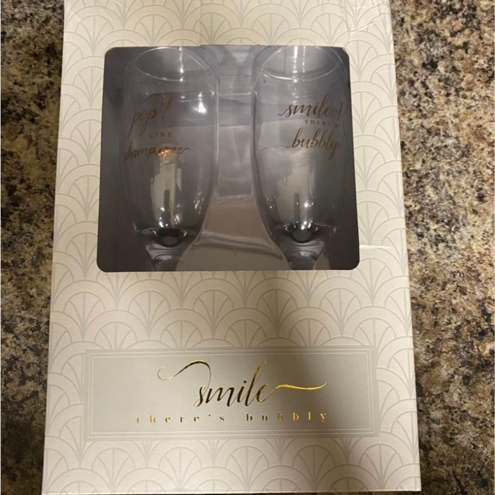 NEVER USED- BUBBLY CHAMPAGNE FLUTES
